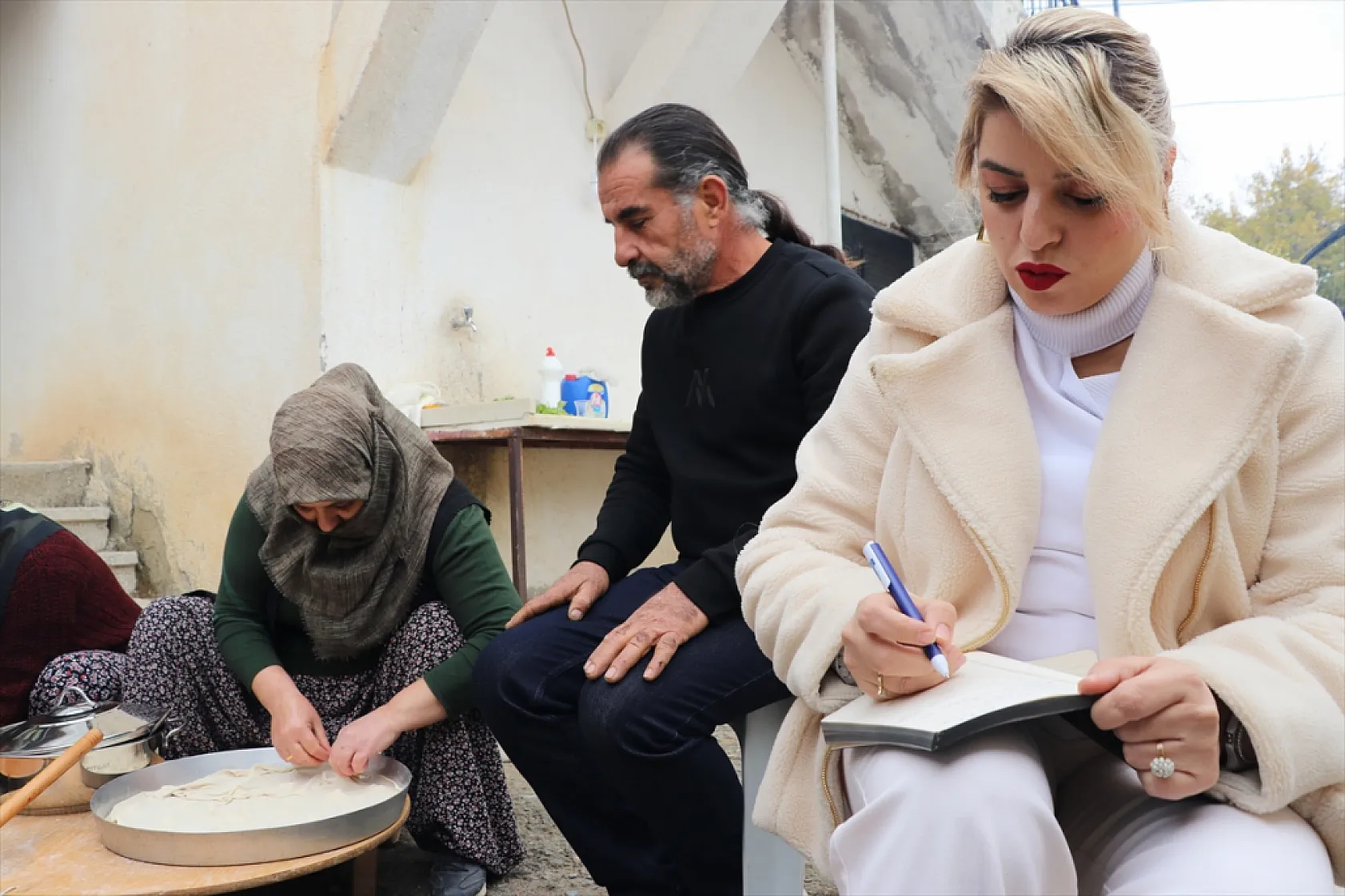 Unutulmaya yüz tutan lezzetleri kayıt altına almak için köyleri geziyor