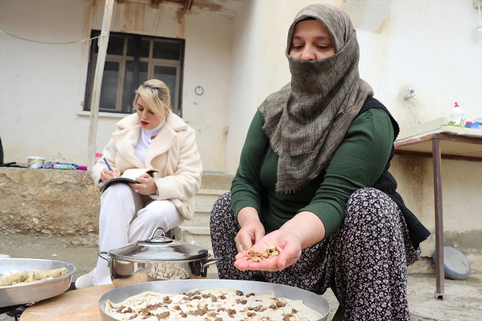 Unutulmaya yüz tutan lezzetleri kayıt altına almak için köyleri geziyor