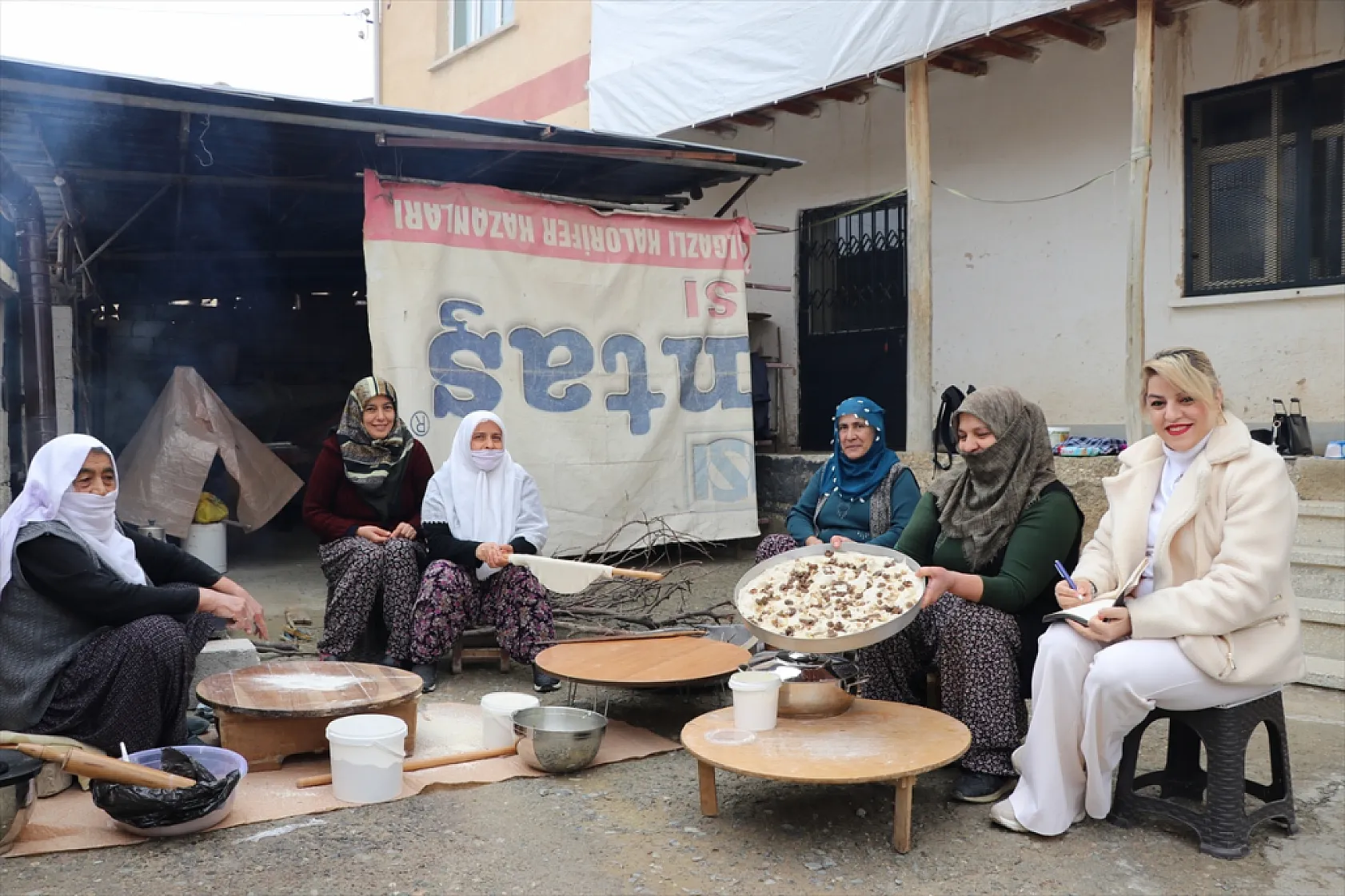 Unutulmaya yüz tutan lezzetleri kayıt altına almak için köyleri geziyor