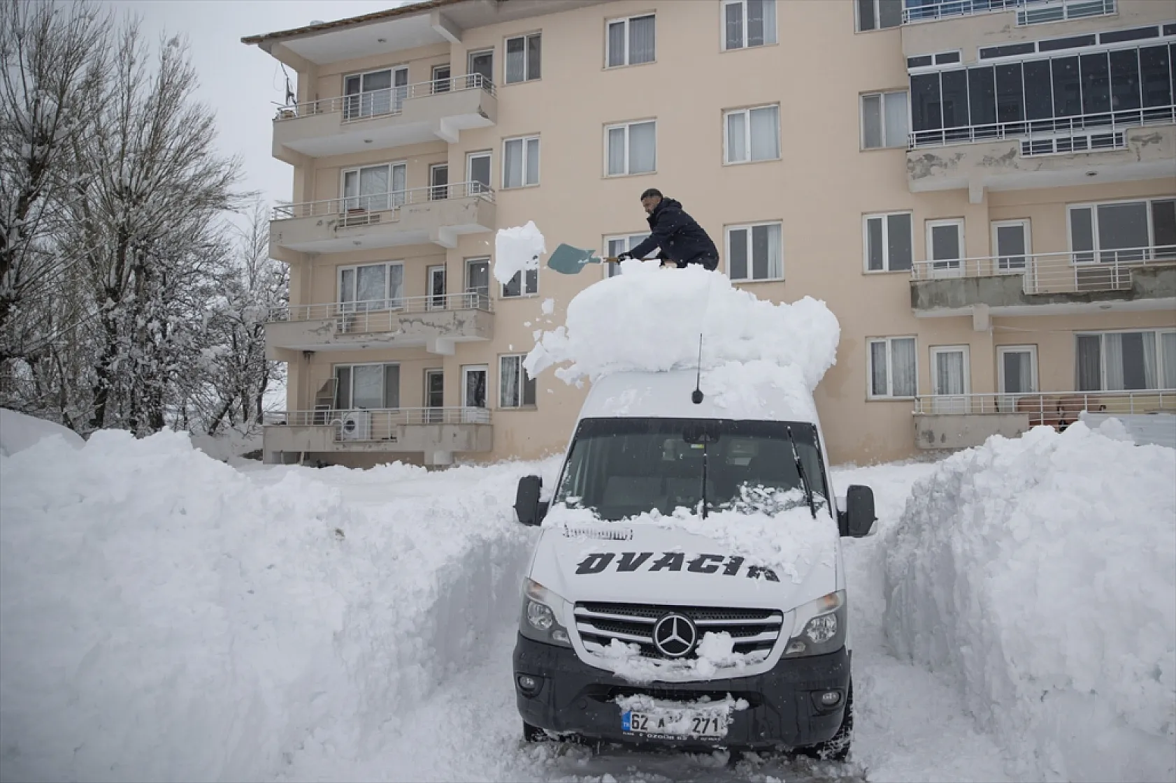 Tunceli Ovacık'ta kar yağışı yöre sakinlerini sevindirdi