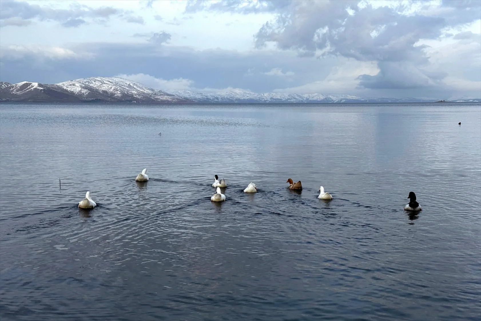 Karla kaplı 'Hazar Gölü' ziyaretçilerini ağırlıyor