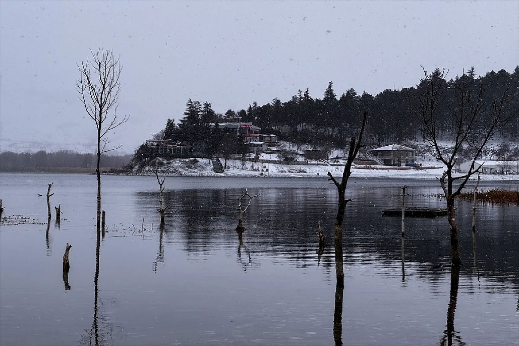 Karla kaplı 'Hazar Gölü' ziyaretçilerini ağırlıyor