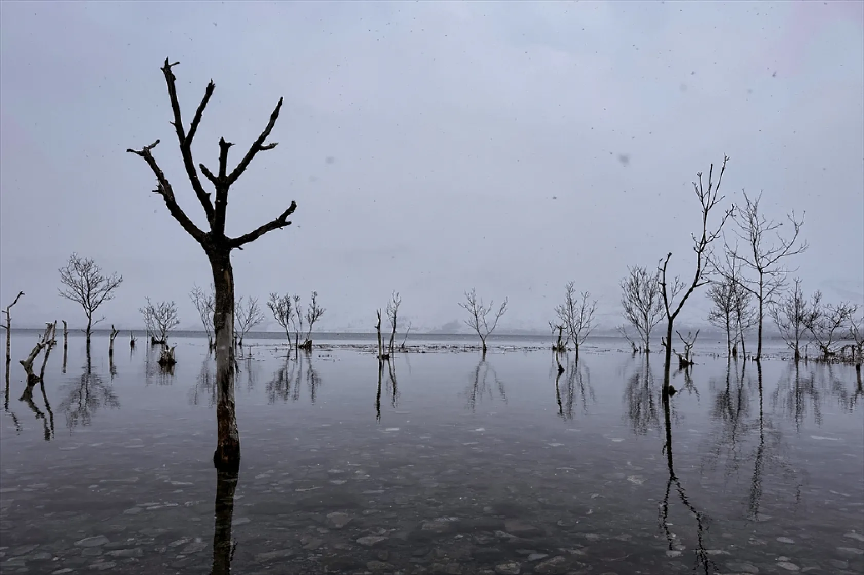Karla kaplı 'Hazar Gölü' ziyaretçilerini ağırlıyor