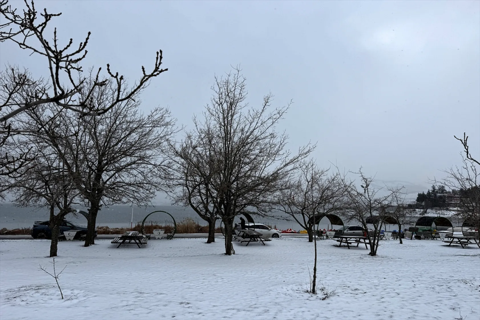 Karla kaplı 'Hazar Gölü' ziyaretçilerini ağırlıyor