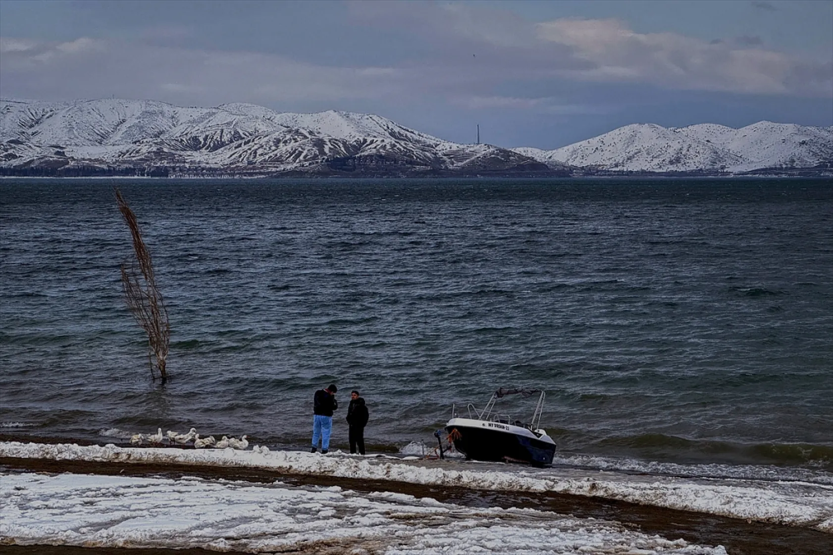 Karla kaplı 'Hazar Gölü' ziyaretçilerini ağırlıyor