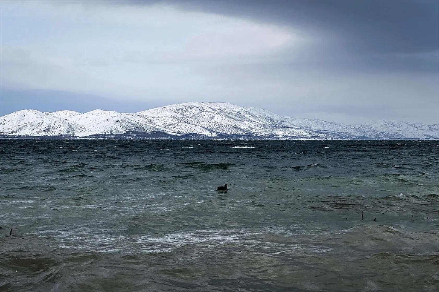 Karla kaplı 'Hazar Gölü' ziyaretçilerini ağırlıyor