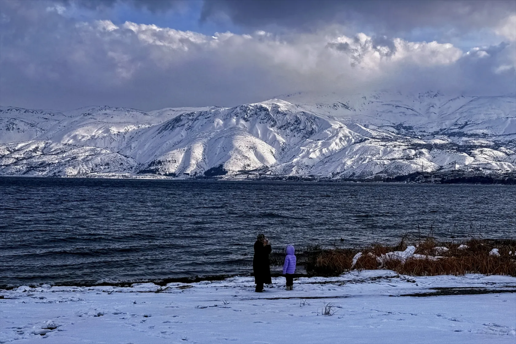 Karla kaplı 'Hazar Gölü' ziyaretçilerini ağırlıyor