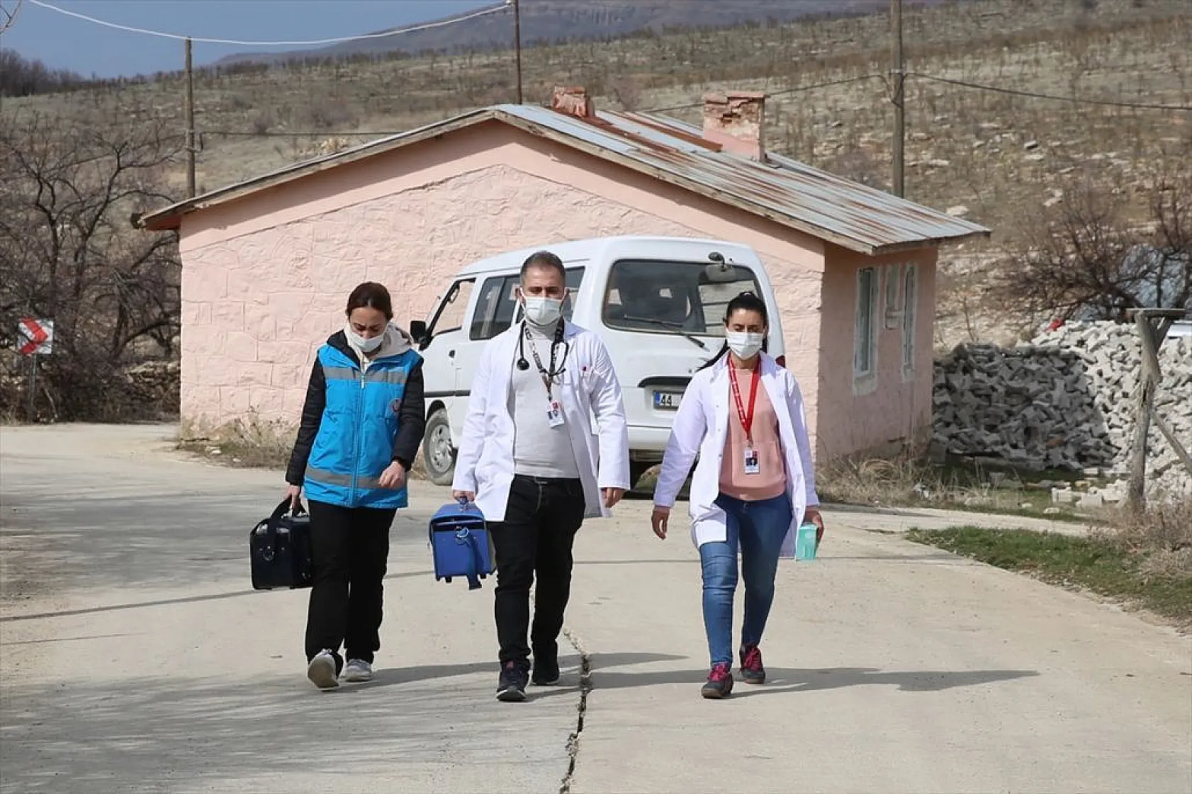 Kırsaldaki depremzedelere gezici sağlık hizmeti