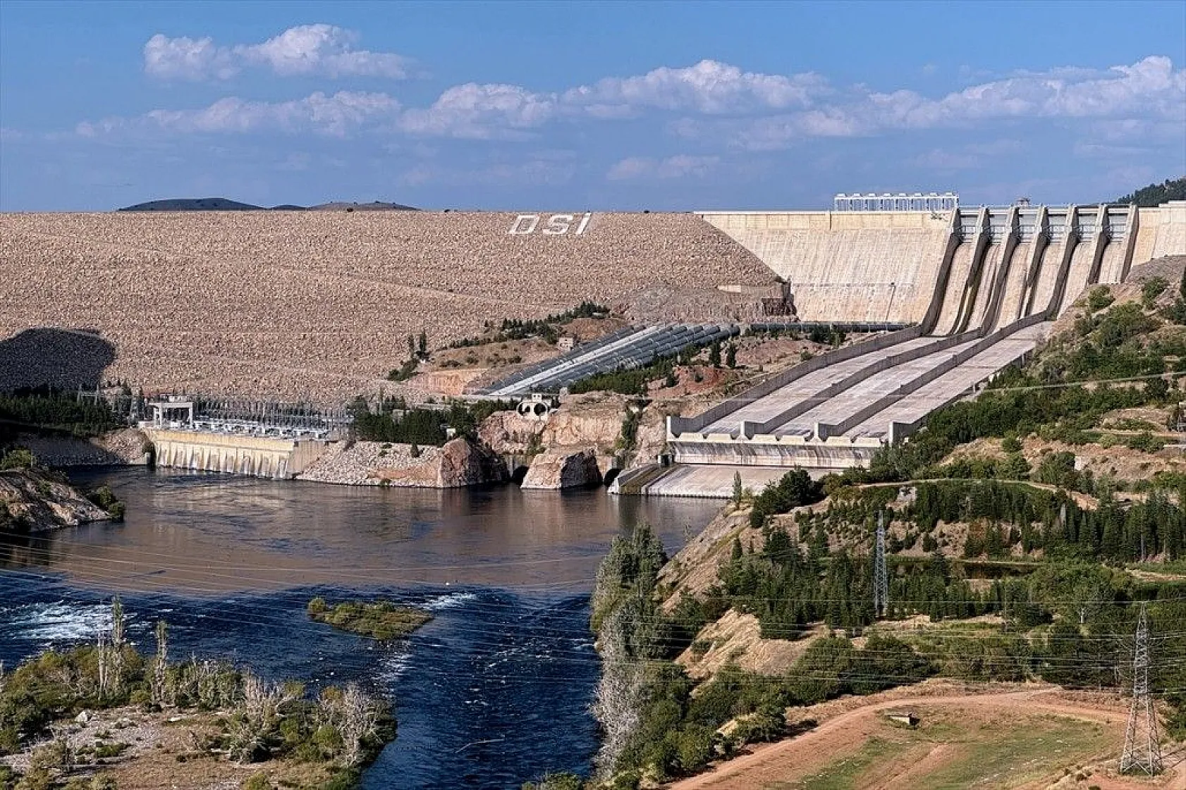 'Keban Barajı' 50 yıldır tarıma ve su ürünlerine katkı sunuyor