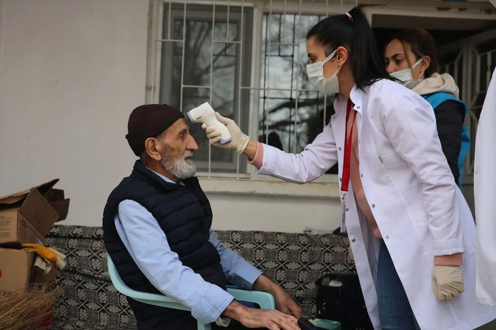 Kırsaldaki depremzedelere gezici sağlık hizmeti