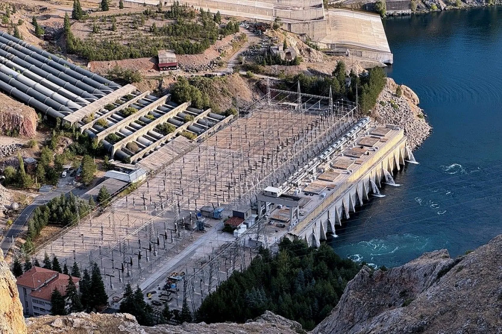'Keban Barajı' 50 yıldır tarıma ve su ürünlerine katkı sunuyor