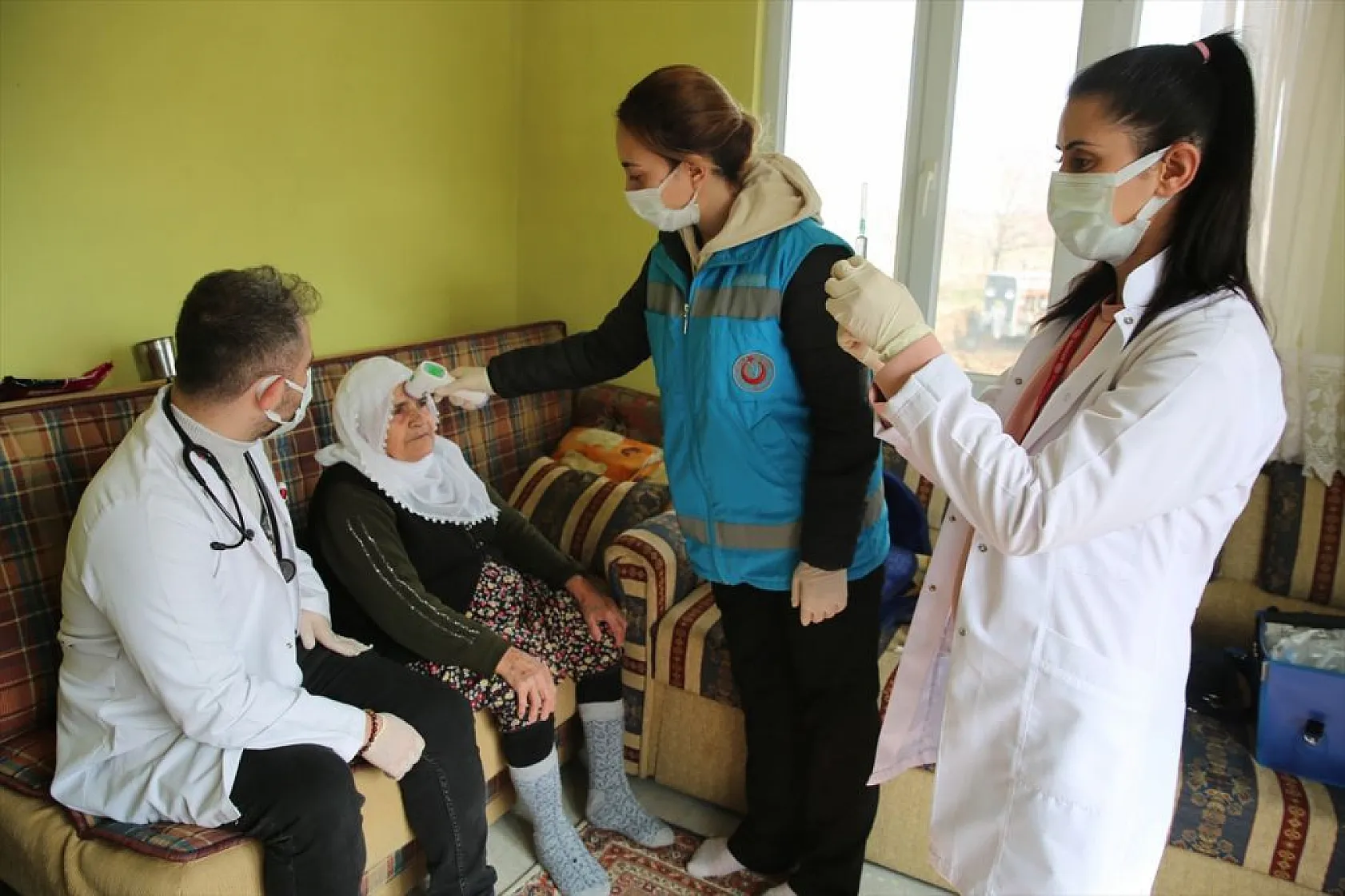 Kırsaldaki depremzedelere gezici sağlık hizmeti