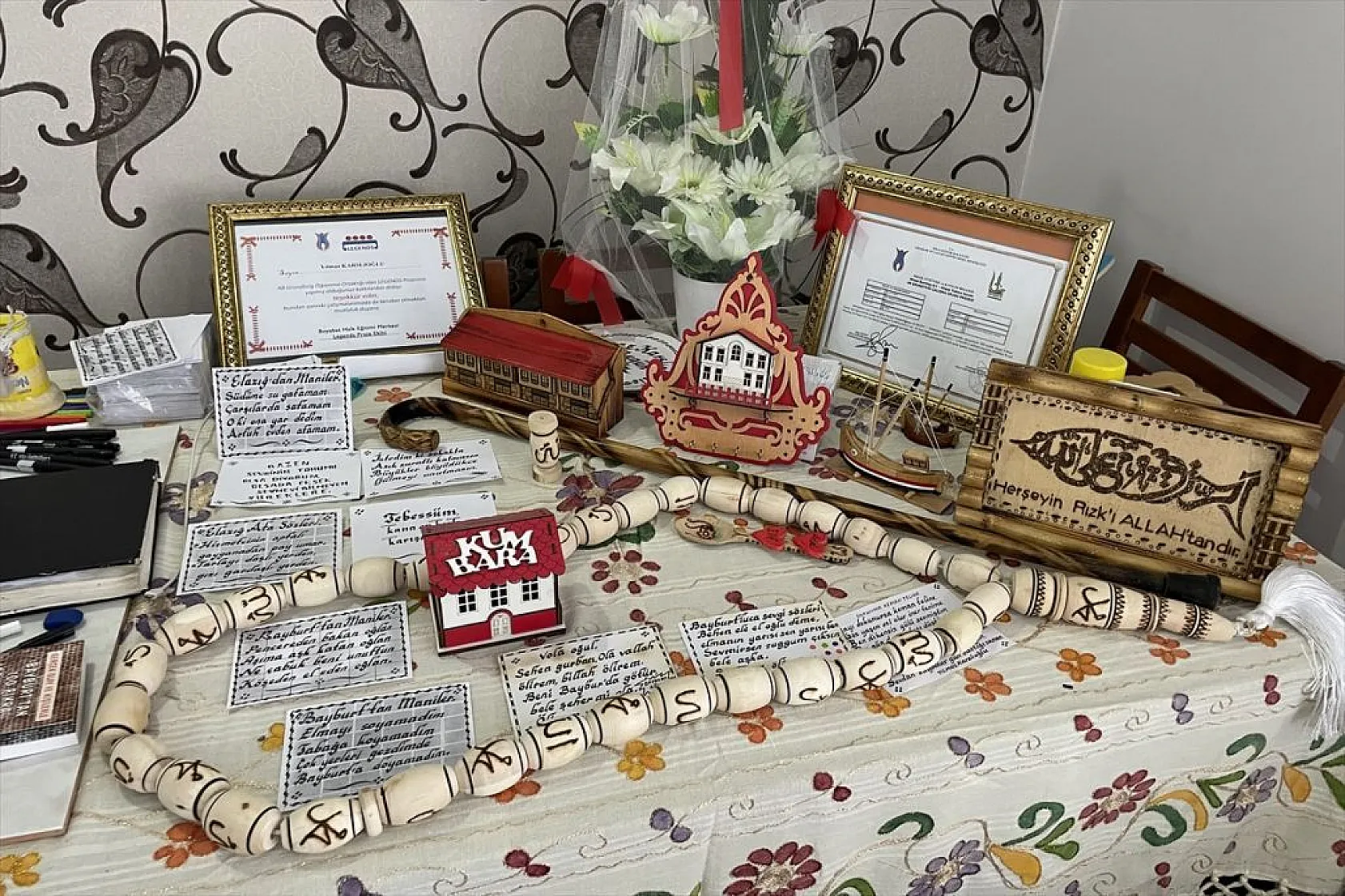 Ağaç dallarını dekoratif ürünlere dönüştürüyor