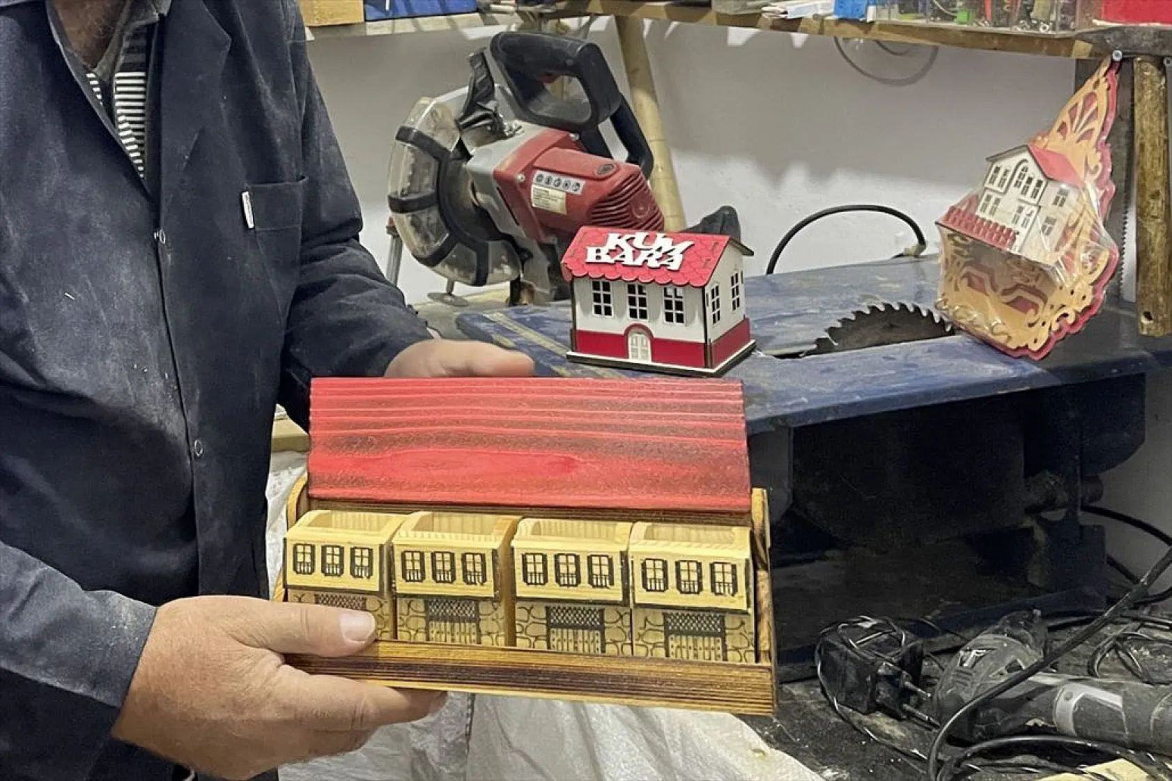 Ağaç dallarını dekoratif ürünlere dönüştürüyor