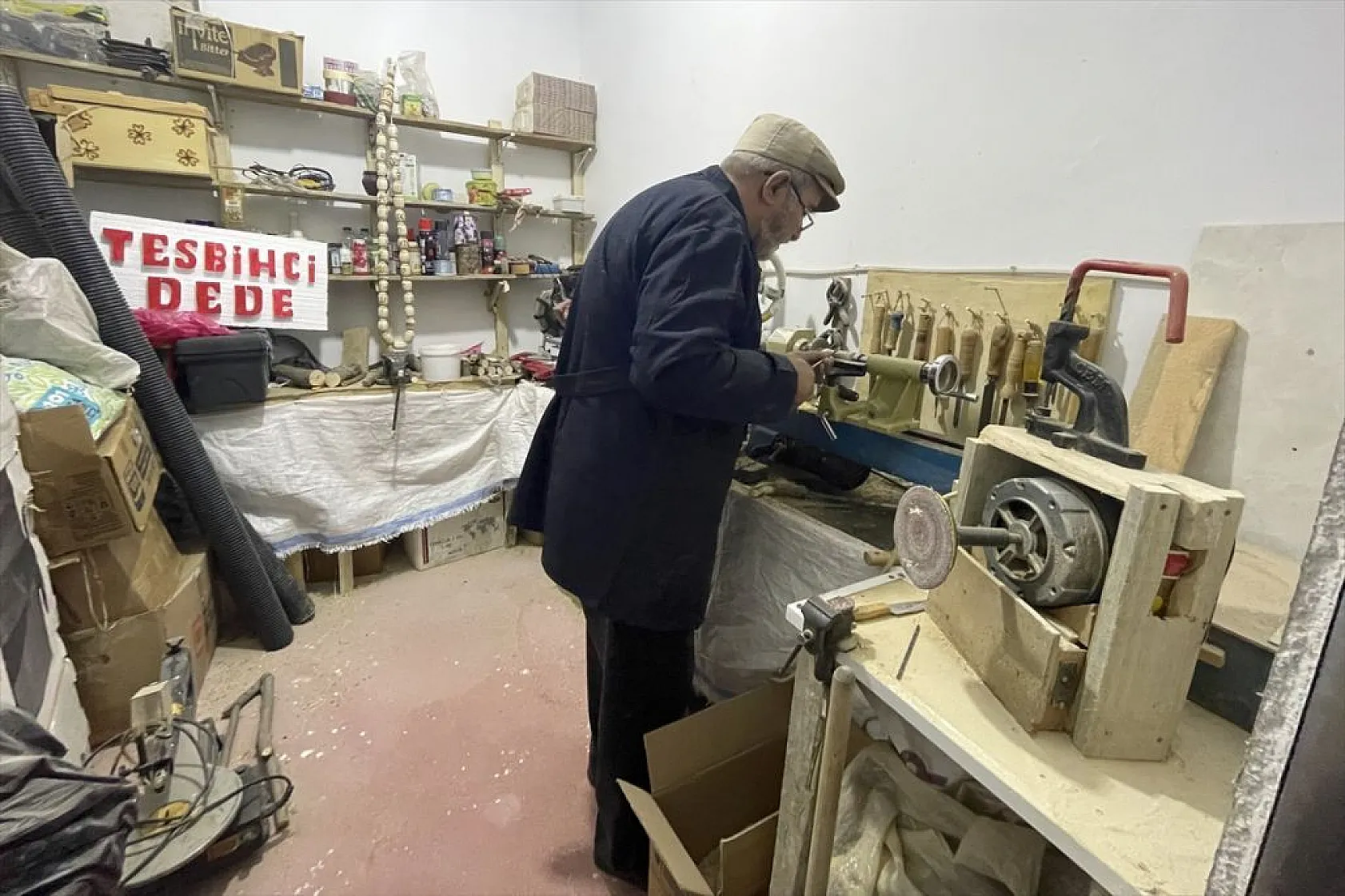 Ağaç dallarını dekoratif ürünlere dönüştürüyor