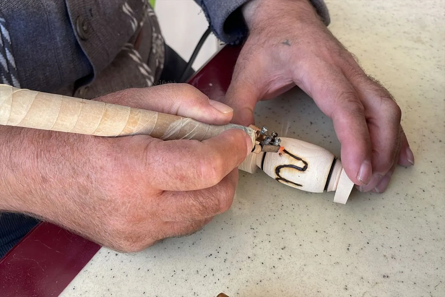 Ağaç dallarını dekoratif ürünlere dönüştürüyor