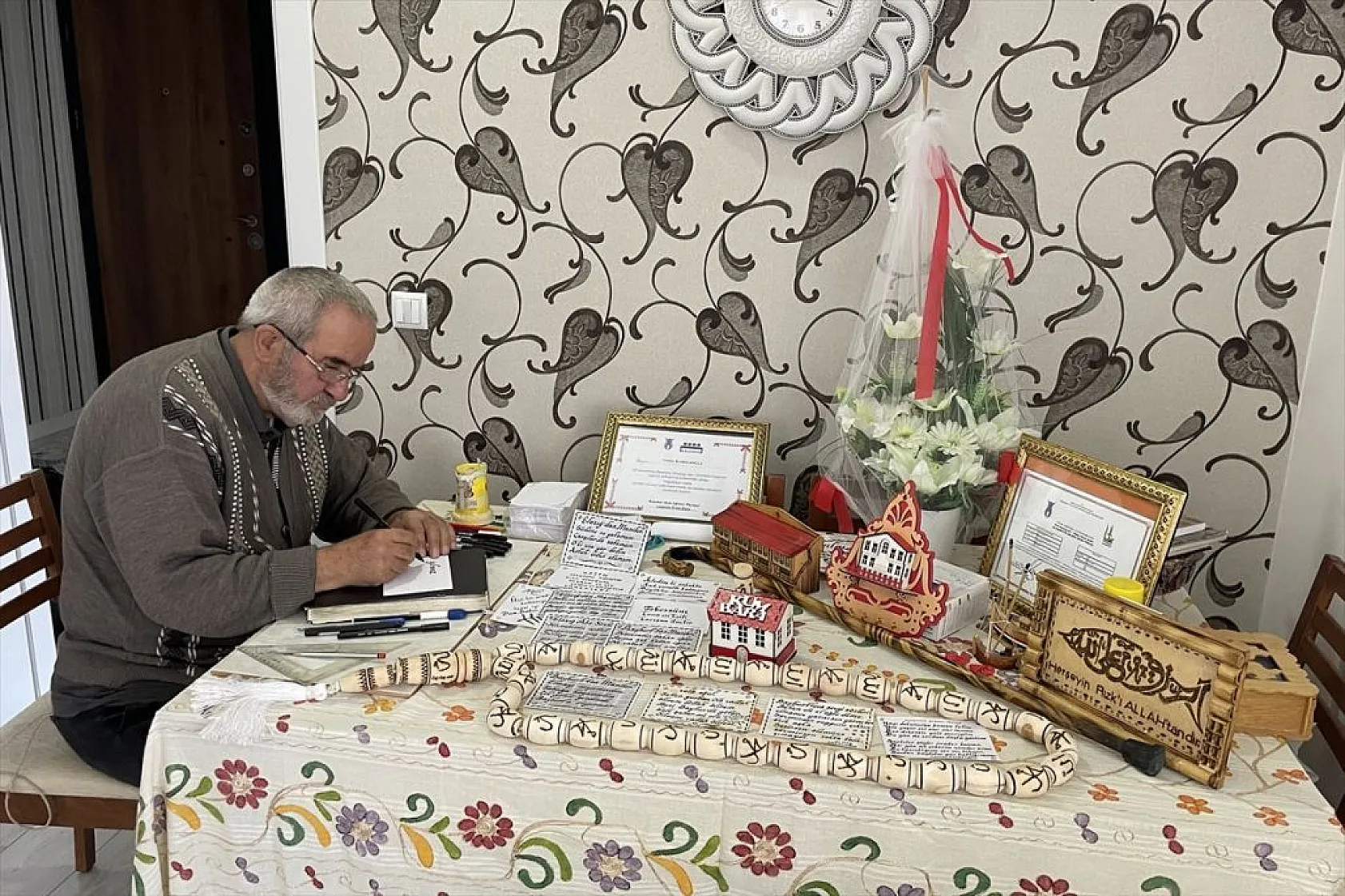 Ağaç dallarını dekoratif ürünlere dönüştürüyor