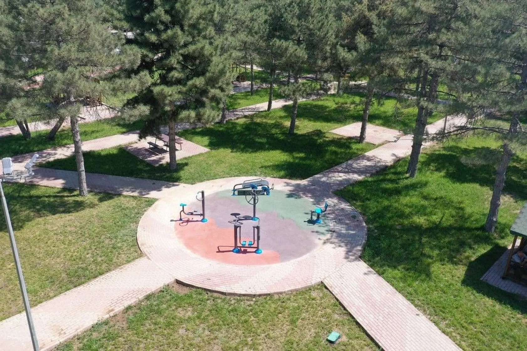 Aksaray Mahallesi'ne yeni oyun parkı ve spor alanı yapıldı