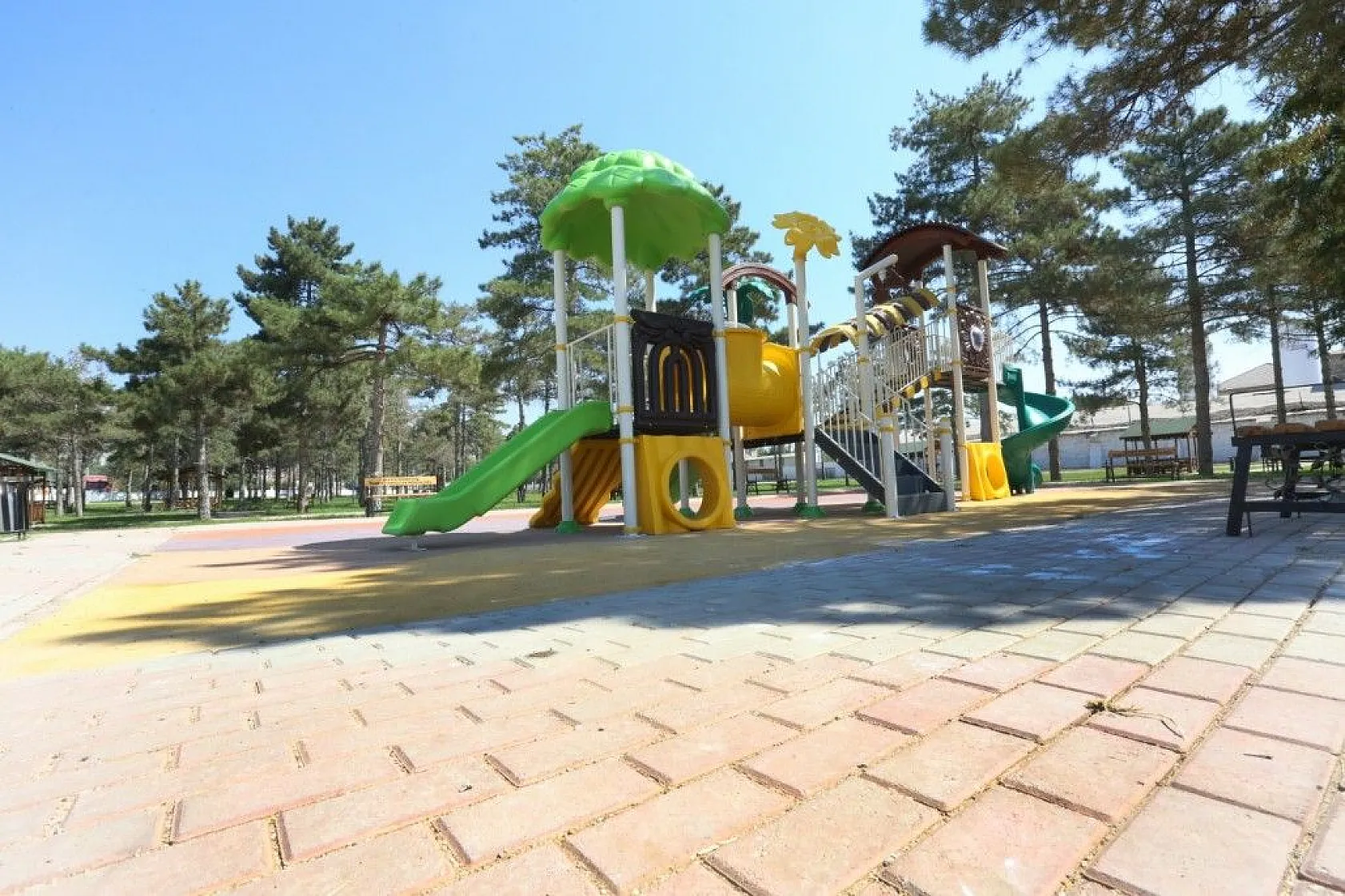 Aksaray Mahallesi'ne yeni oyun parkı ve spor alanı yapıldı