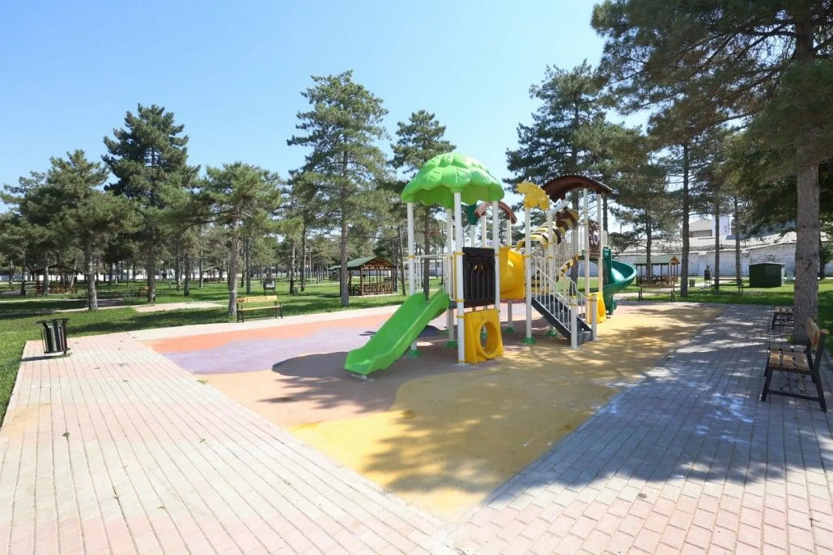 Aksaray Mahallesi'ne yeni oyun parkı ve spor alanı yapıldı
