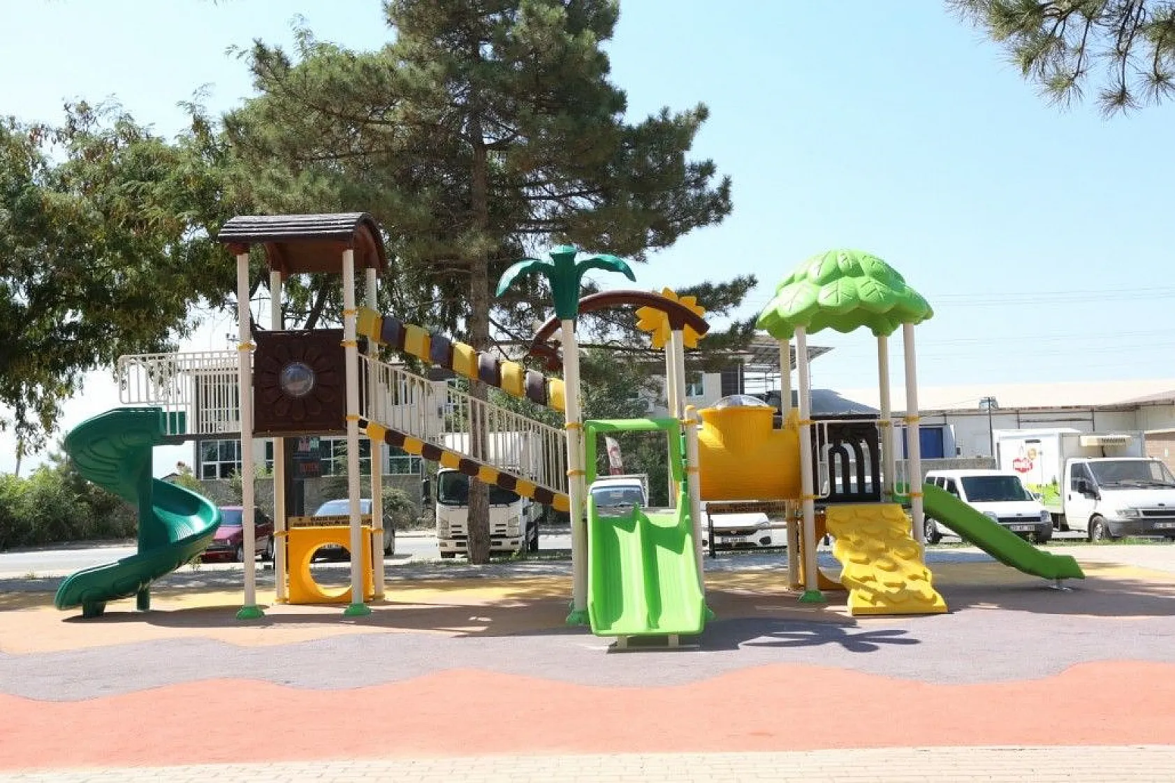 Aksaray Mahallesi'ne yeni oyun parkı ve spor alanı yapıldı