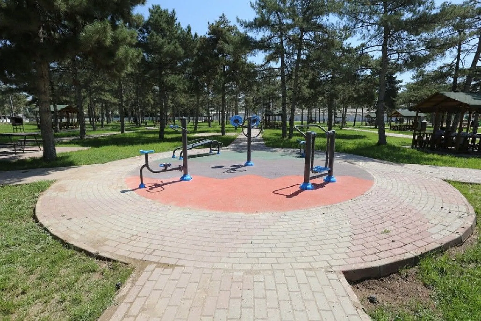 Aksaray Mahallesi'ne yeni oyun parkı ve spor alanı yapıldı