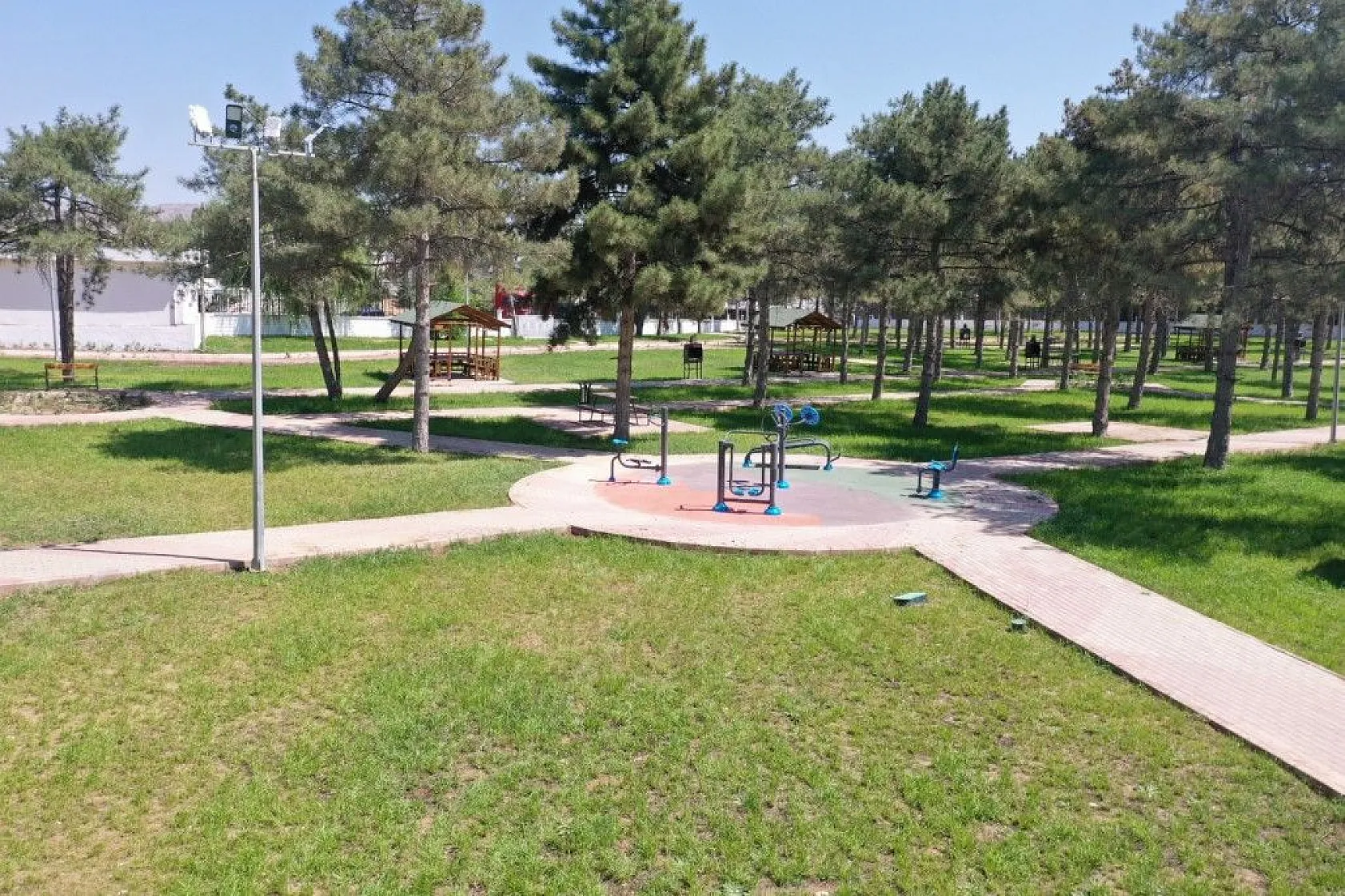 Aksaray Mahallesi'ne yeni oyun parkı ve spor alanı yapıldı