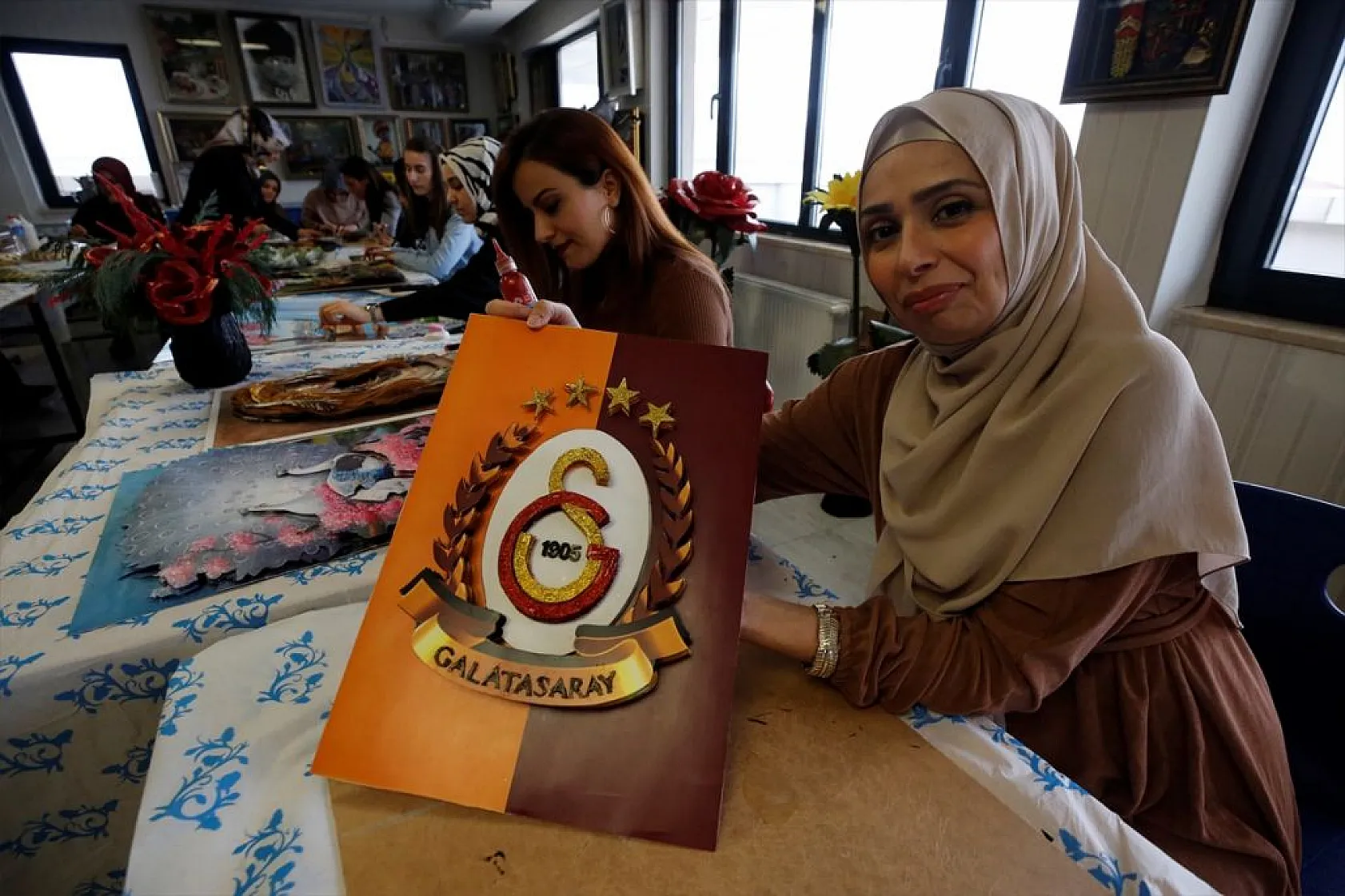 Anneler ve çocukları kursta dekoratif ürünler yapıyor