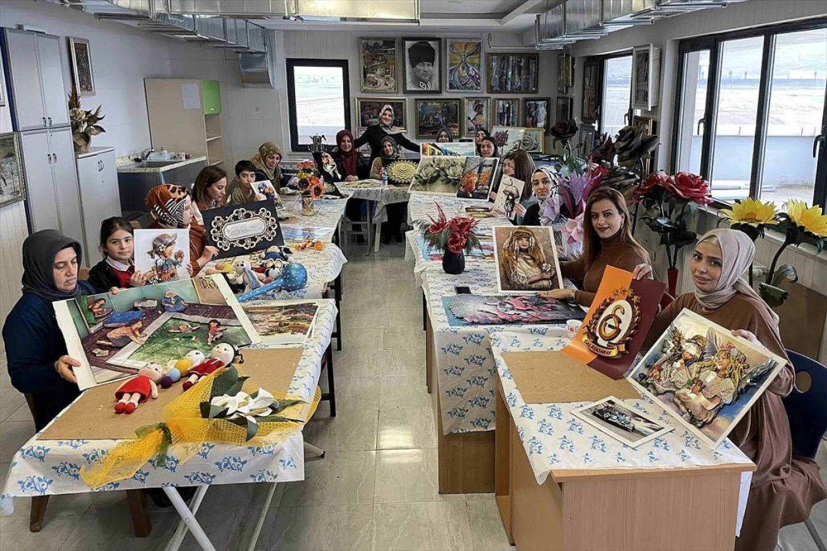 Anneler ve çocukları kursta dekoratif ürünler yapıyor