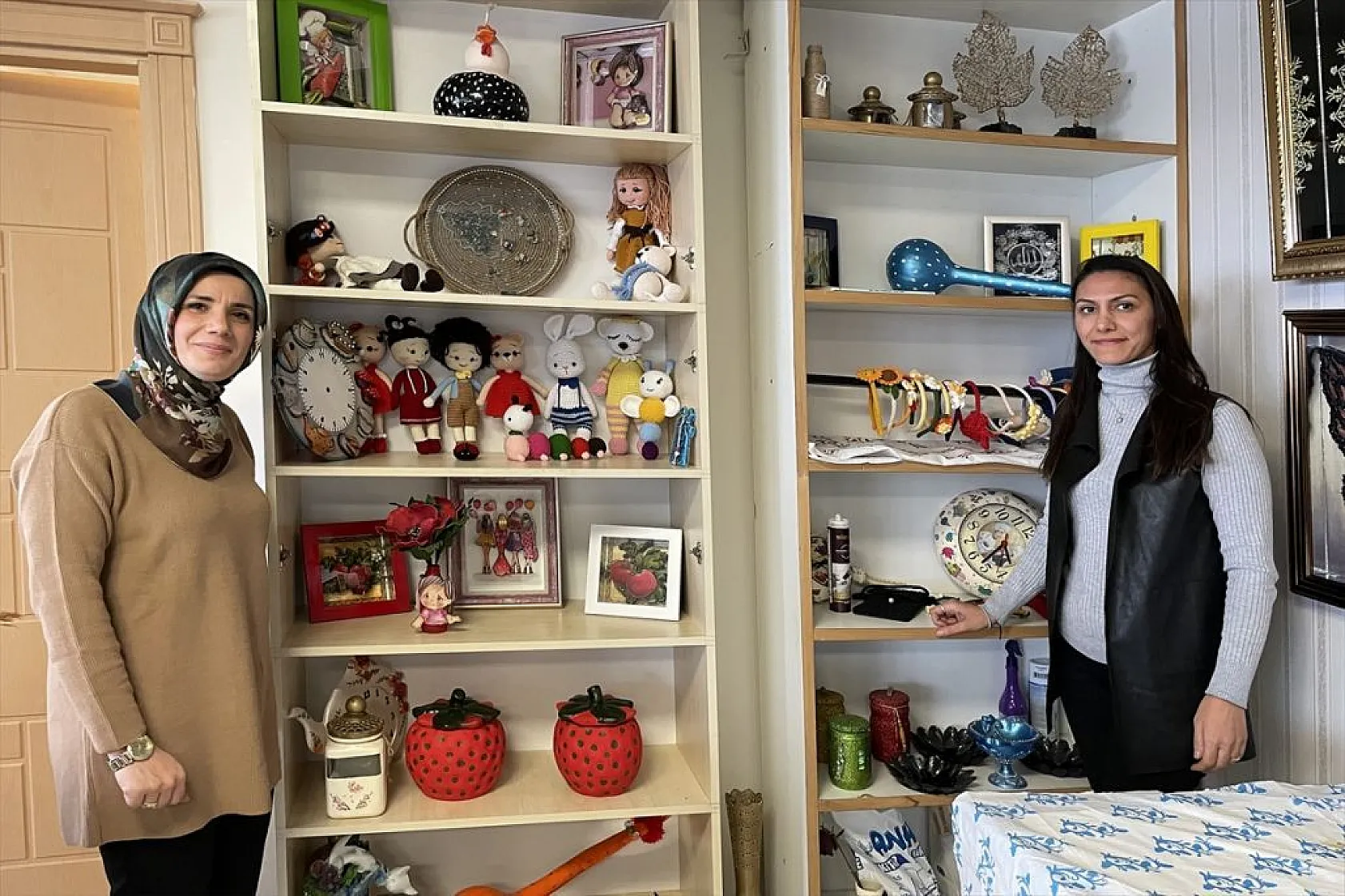 Anneler ve çocukları kursta dekoratif ürünler yapıyor