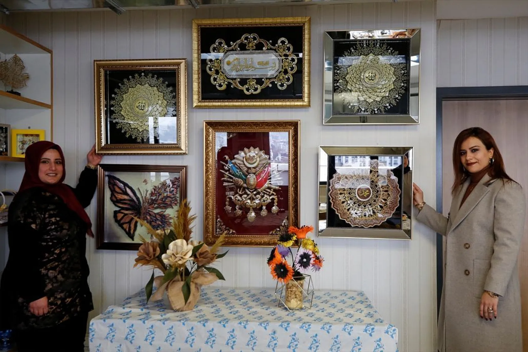 Anneler ve çocukları kursta dekoratif ürünler yapıyor