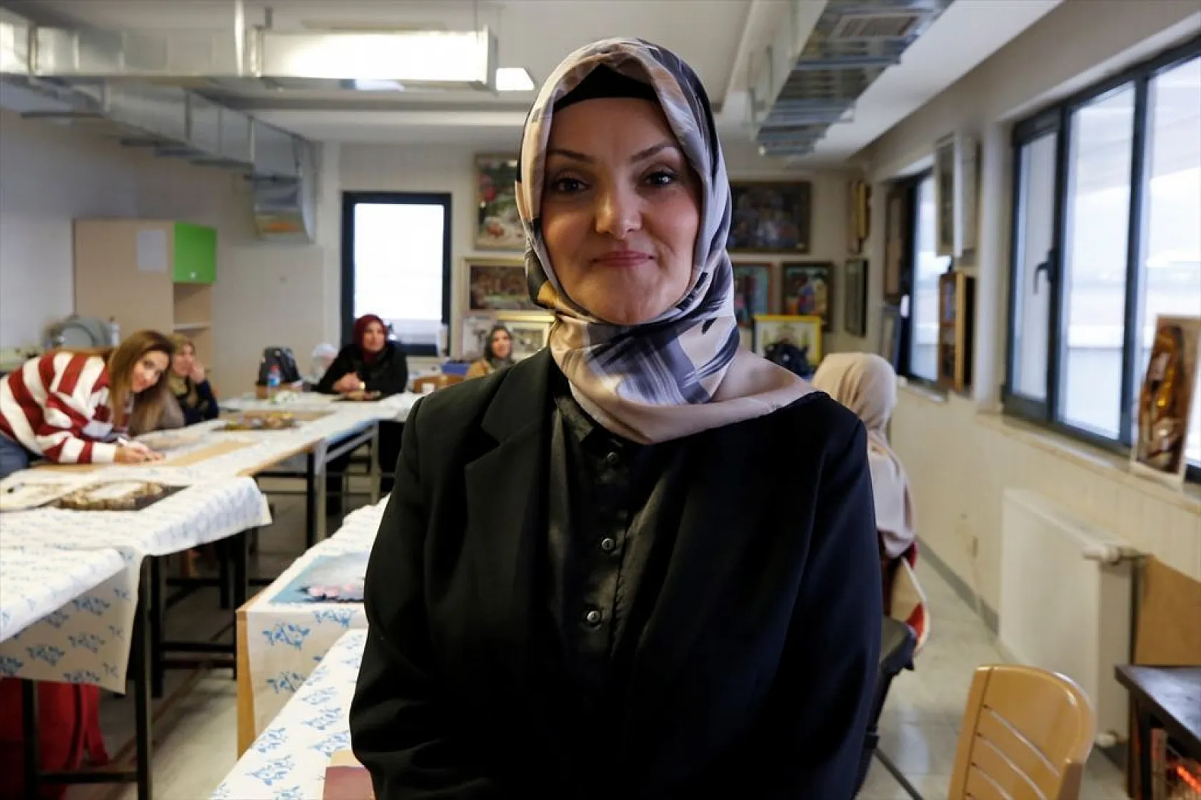 Anneler ve çocukları kursta dekoratif ürünler yapıyor