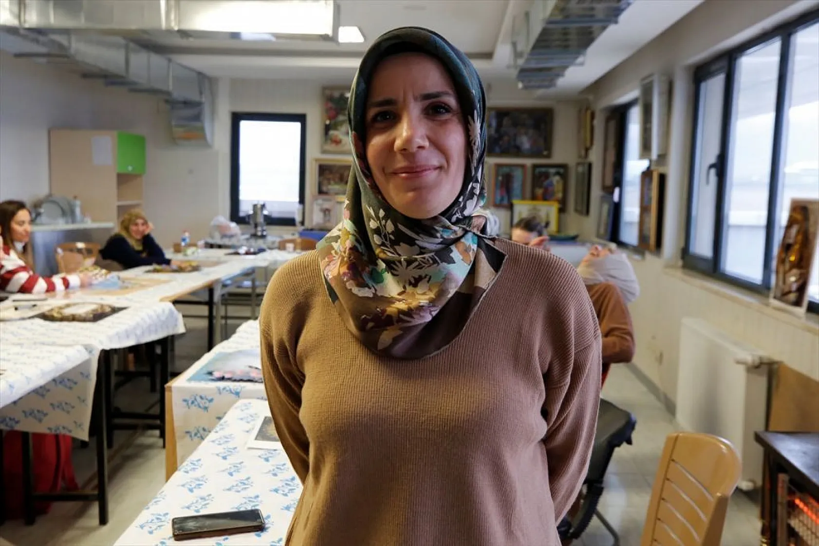 Anneler ve çocukları kursta dekoratif ürünler yapıyor