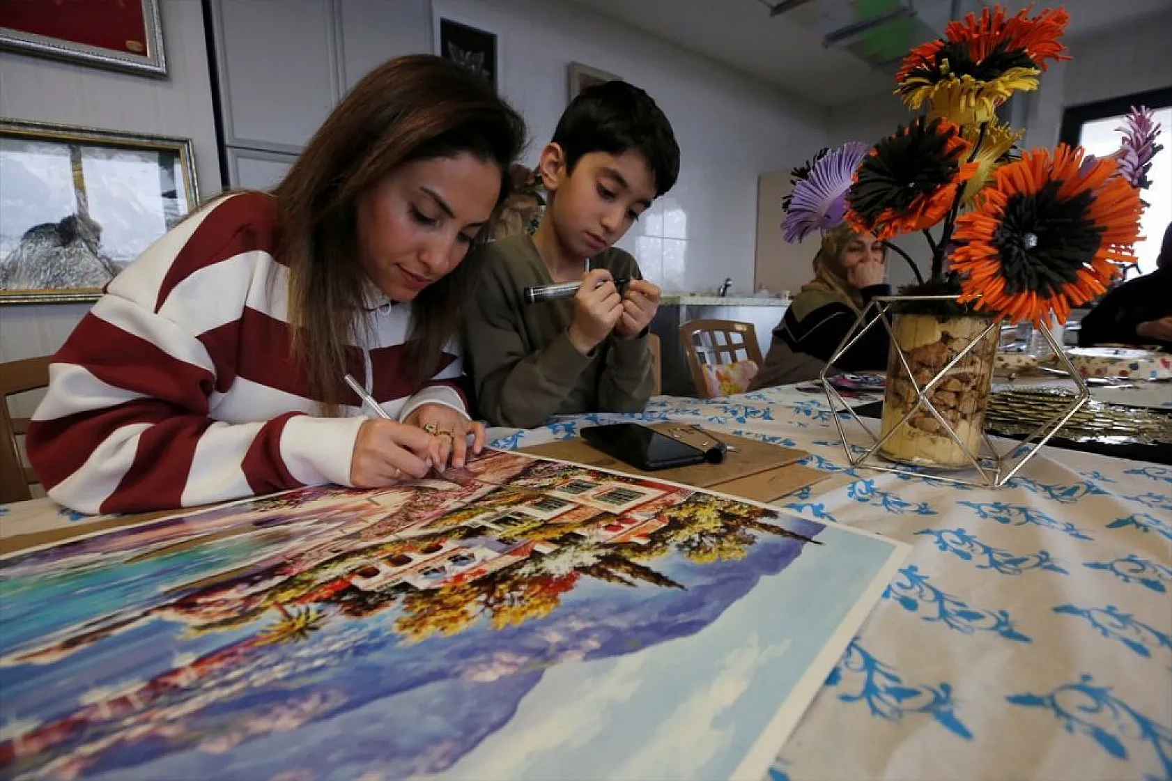 Anneler ve çocukları kursta dekoratif ürünler yapıyor