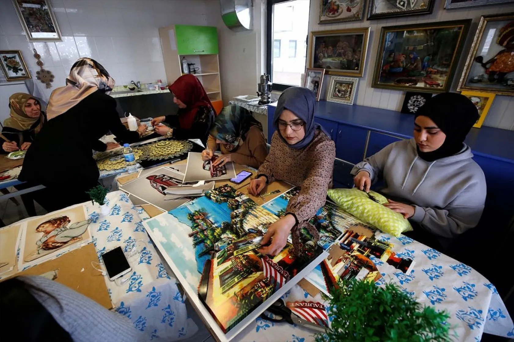 Anneler ve çocukları kursta dekoratif ürünler yapıyor