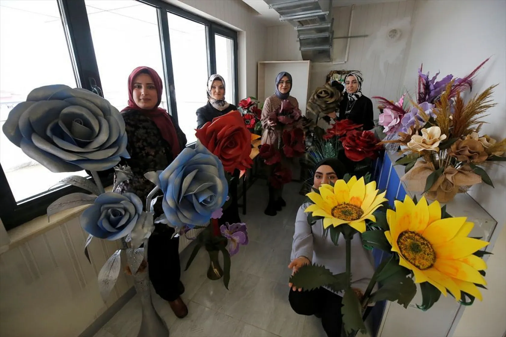 Anneler ve çocukları kursta dekoratif ürünler yapıyor