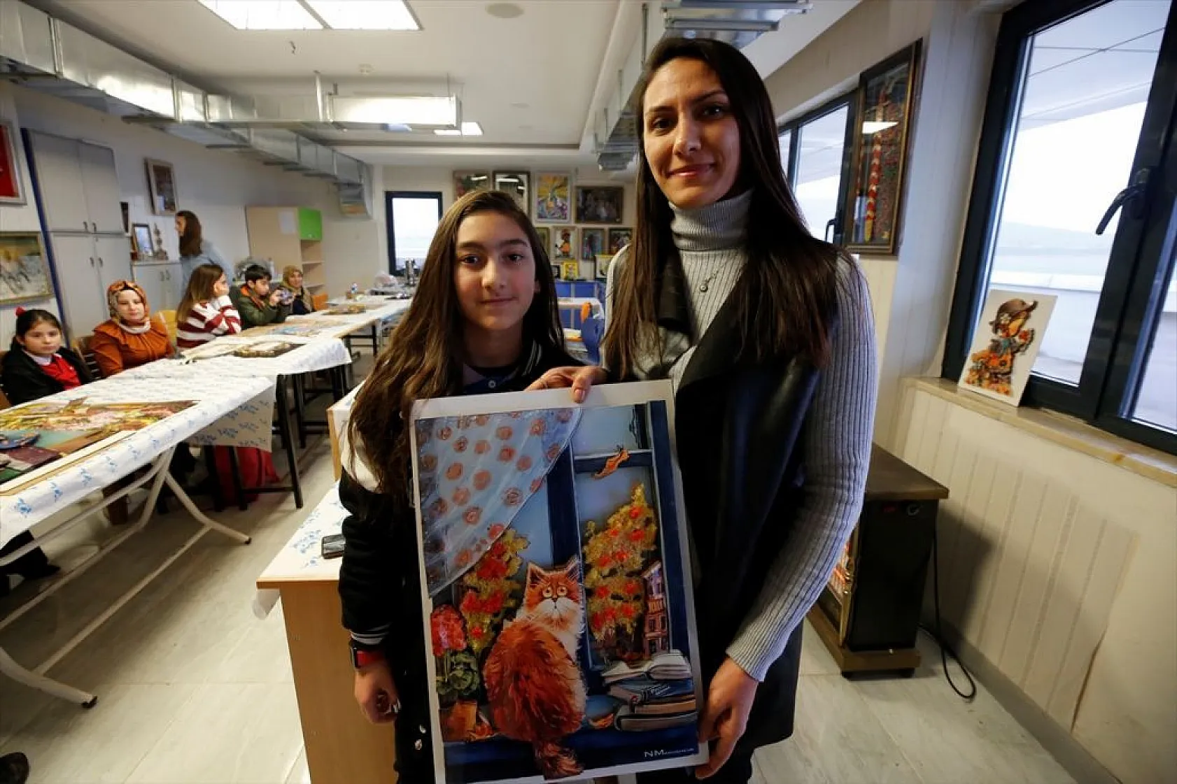 Anneler ve çocukları kursta dekoratif ürünler yapıyor