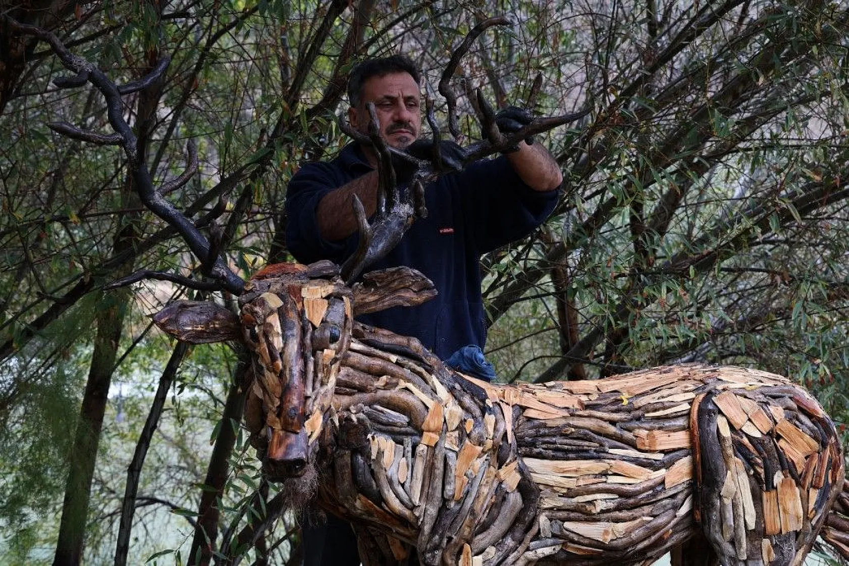 Kurumuş dalları sanata dönüştürüyor