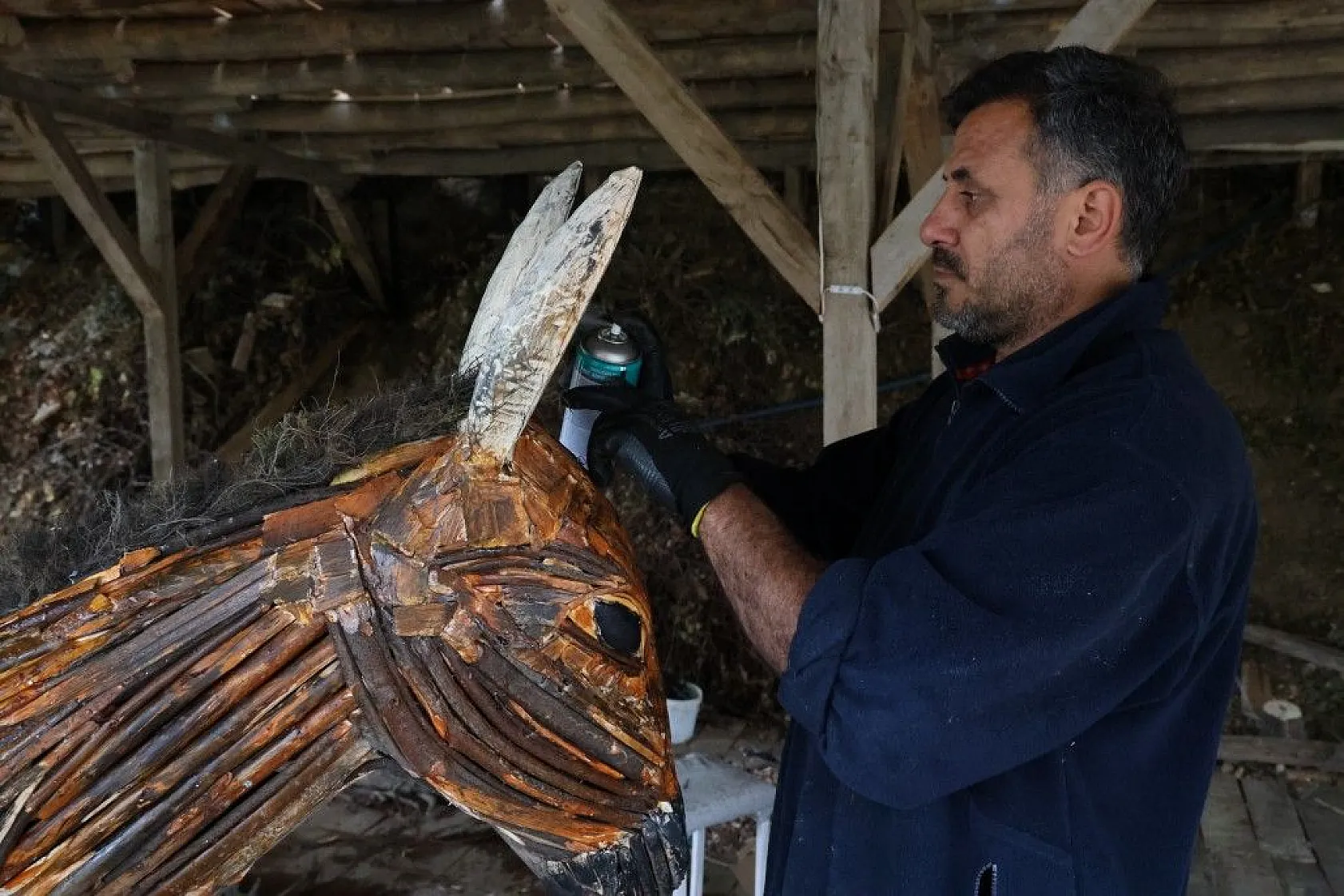 Kurumuş dalları sanata dönüştürüyor