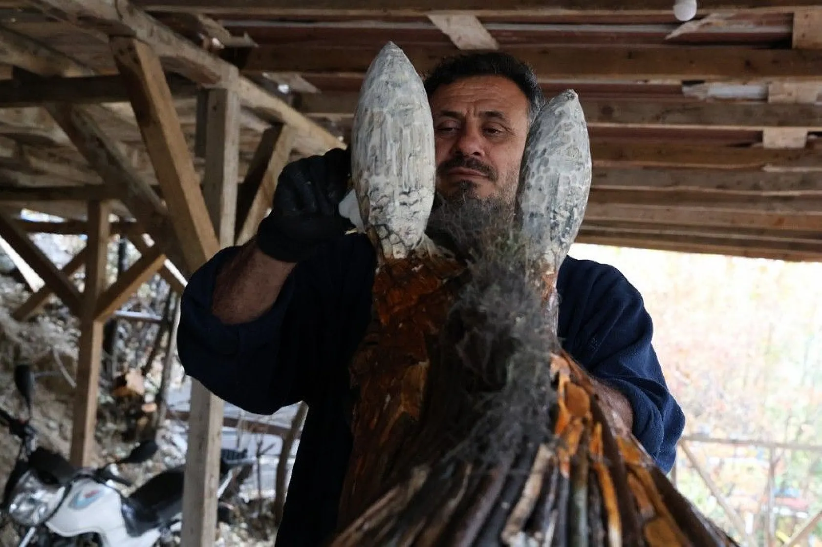 Kurumuş dalları sanata dönüştürüyor