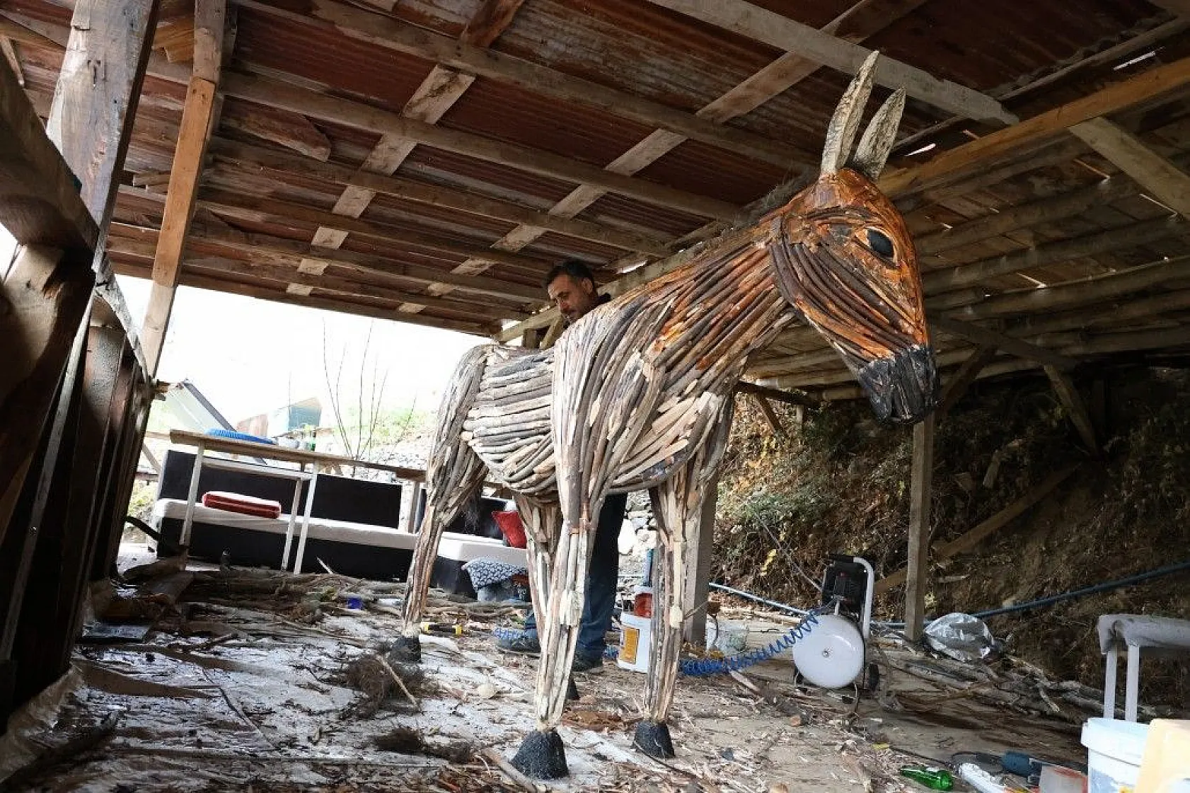 Kurumuş dalları sanata dönüştürüyor