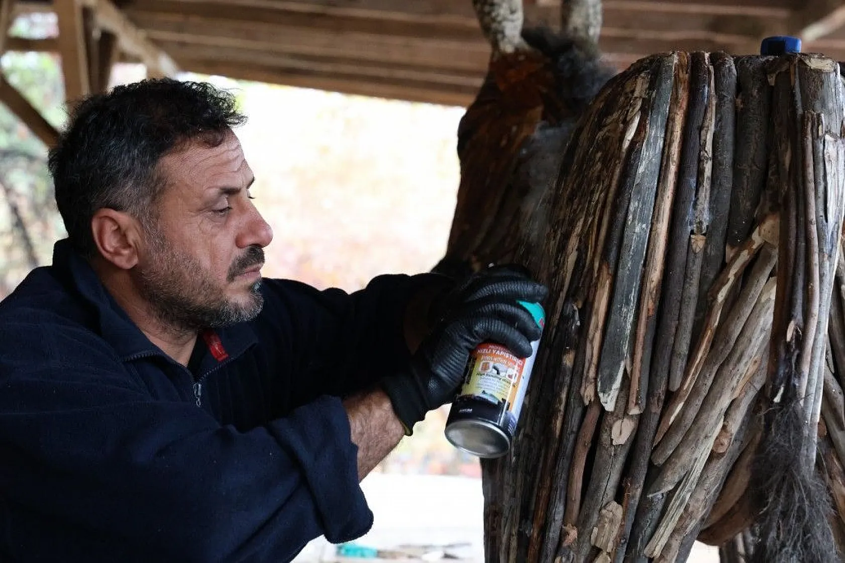 Kurumuş dalları sanata dönüştürüyor