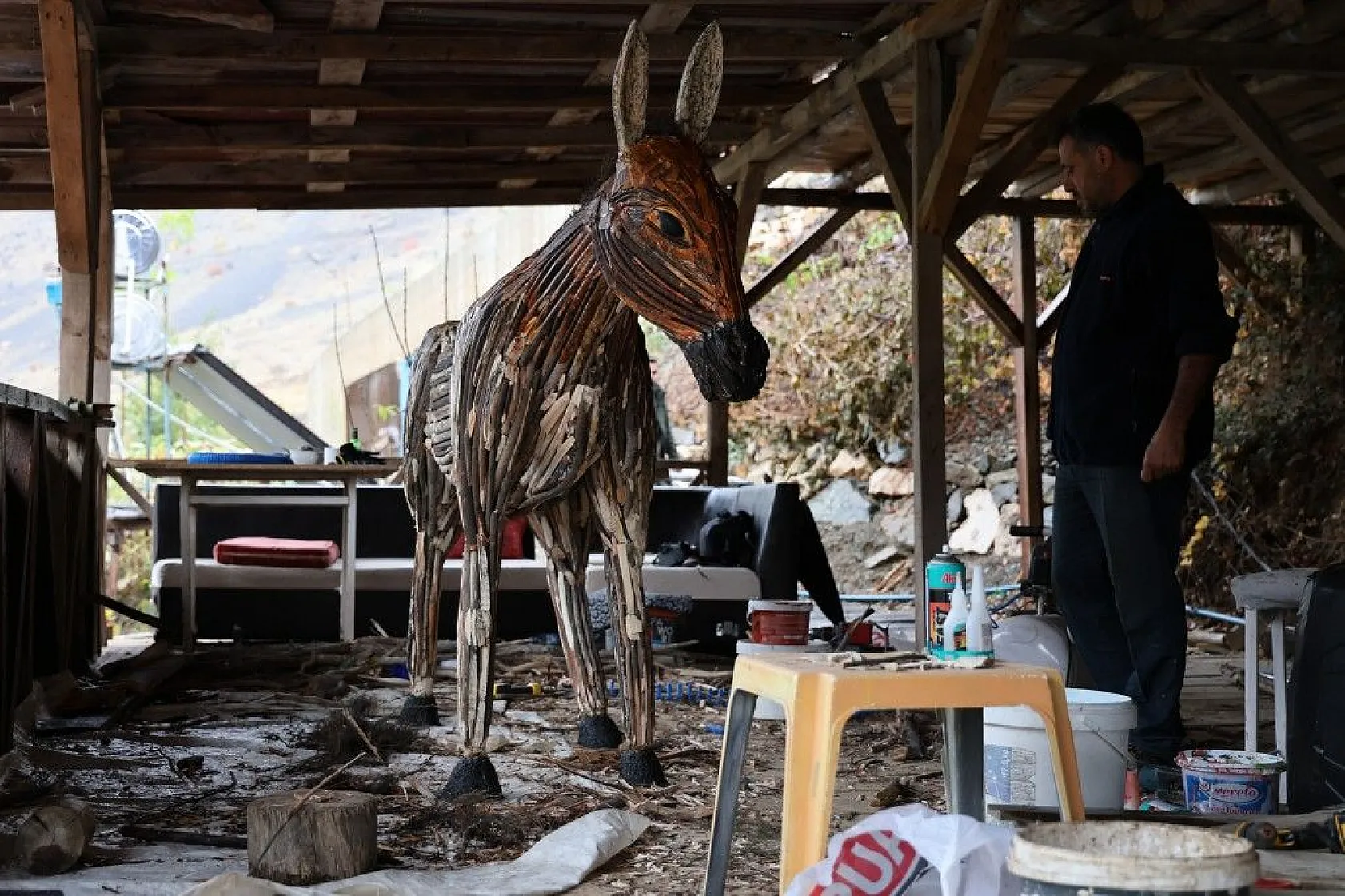 Kurumuş dalları sanata dönüştürüyor