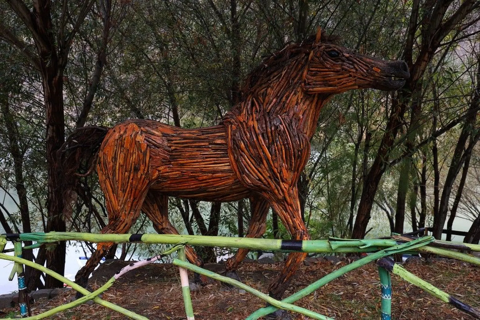 Kurumuş dalları sanata dönüştürüyor