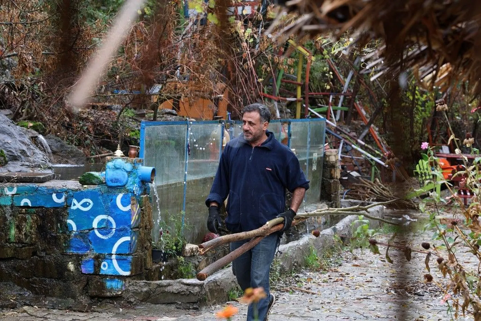 Kurumuş dalları sanata dönüştürüyor