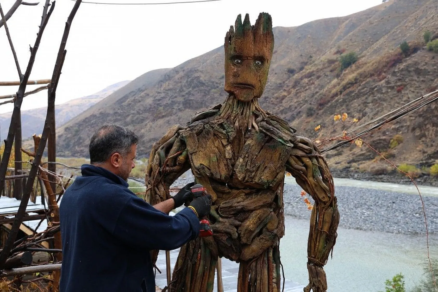 Kurumuş dalları sanata dönüştürüyor