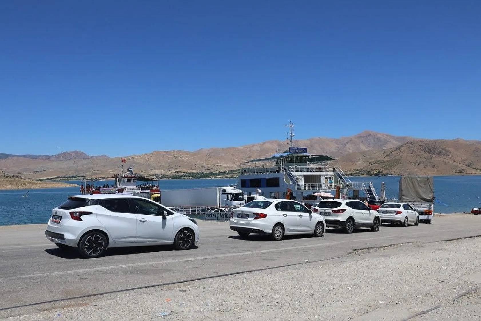 Elazığ'dan Tunceli'ye feribot yoğunluğu