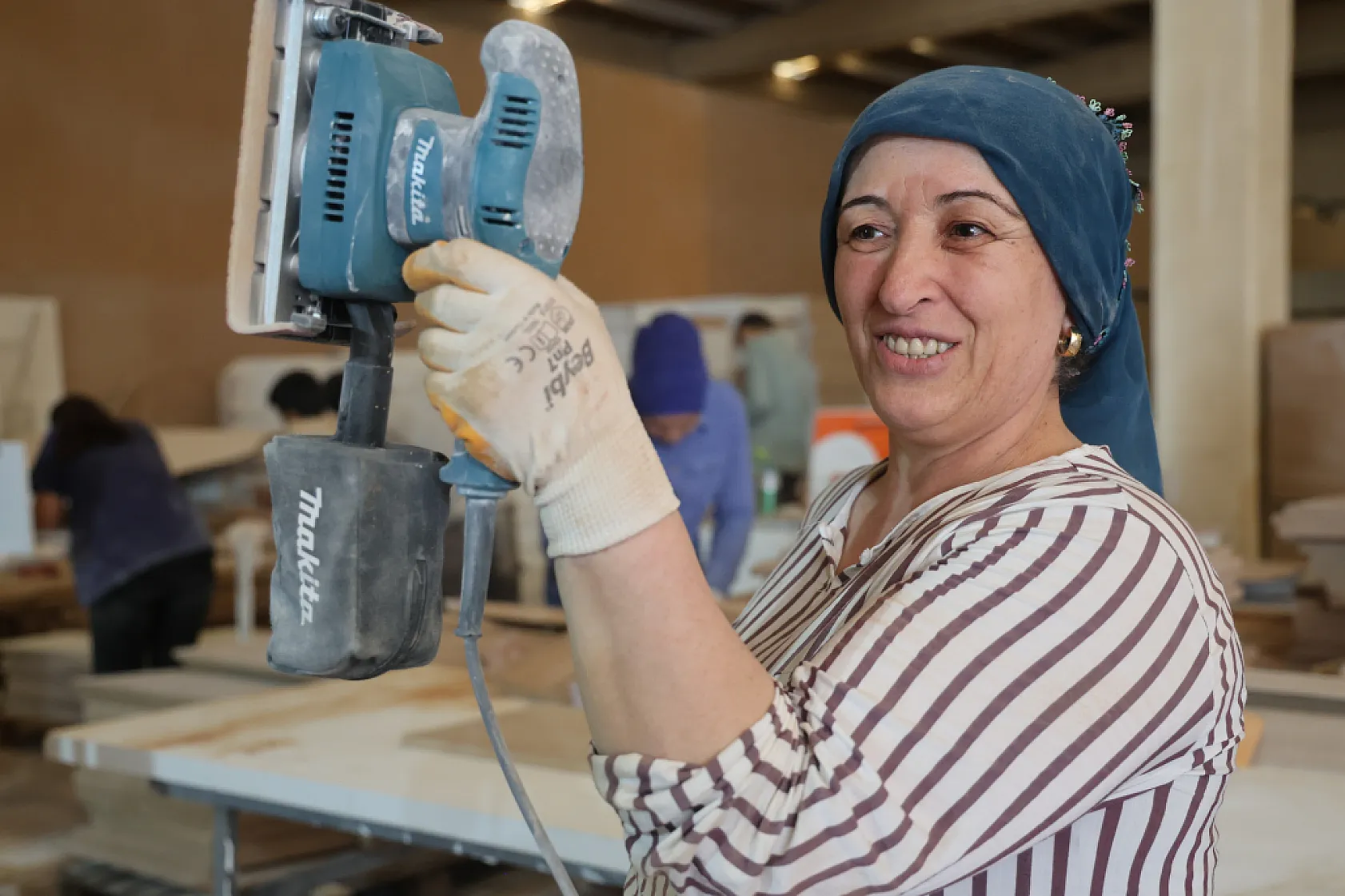 Kadın ustalar erkeklere taş çıkarıyor