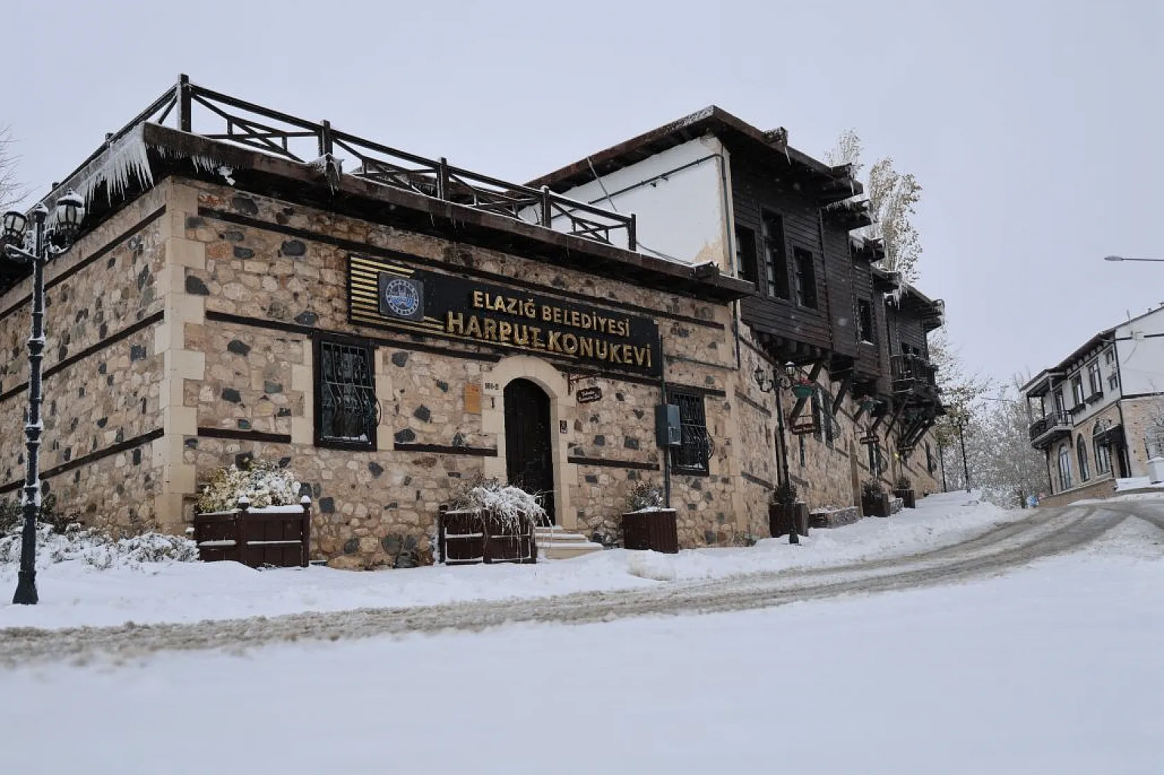 Harput beyaz gelinliğini giydi