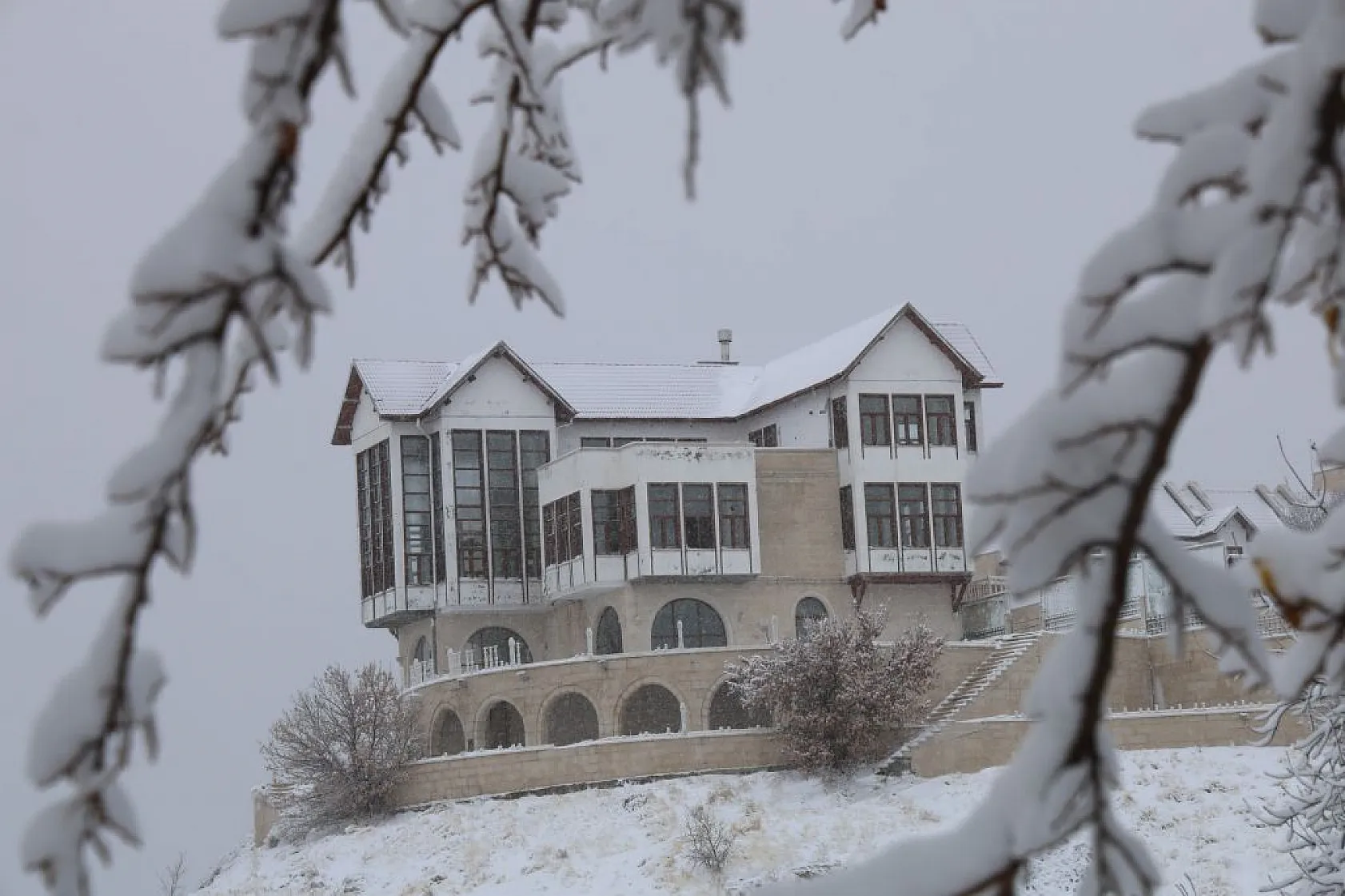 Harput beyaz gelinliğini giydi